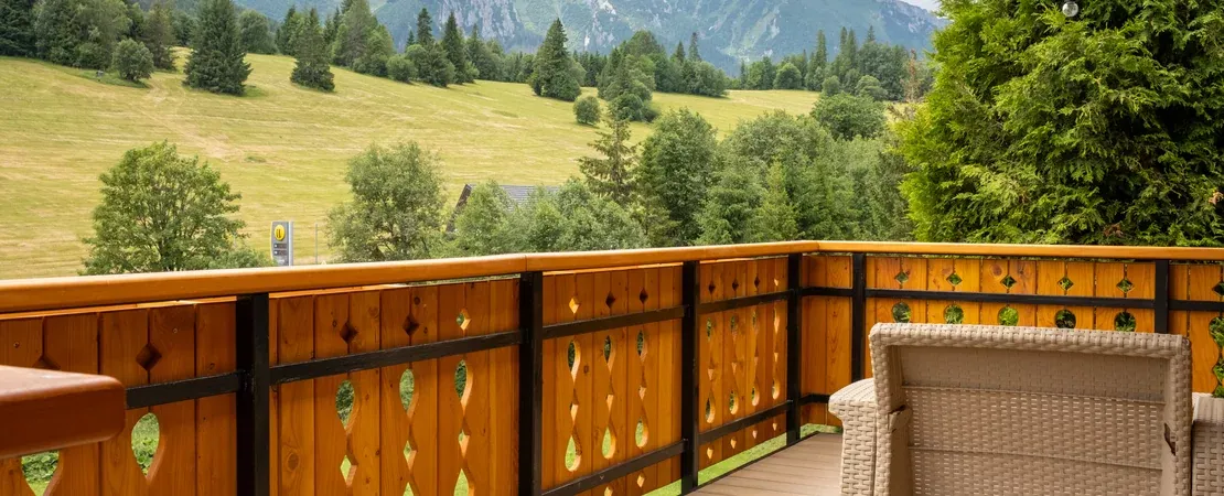 Terasa s muškátmi a výhľadom na Tatry